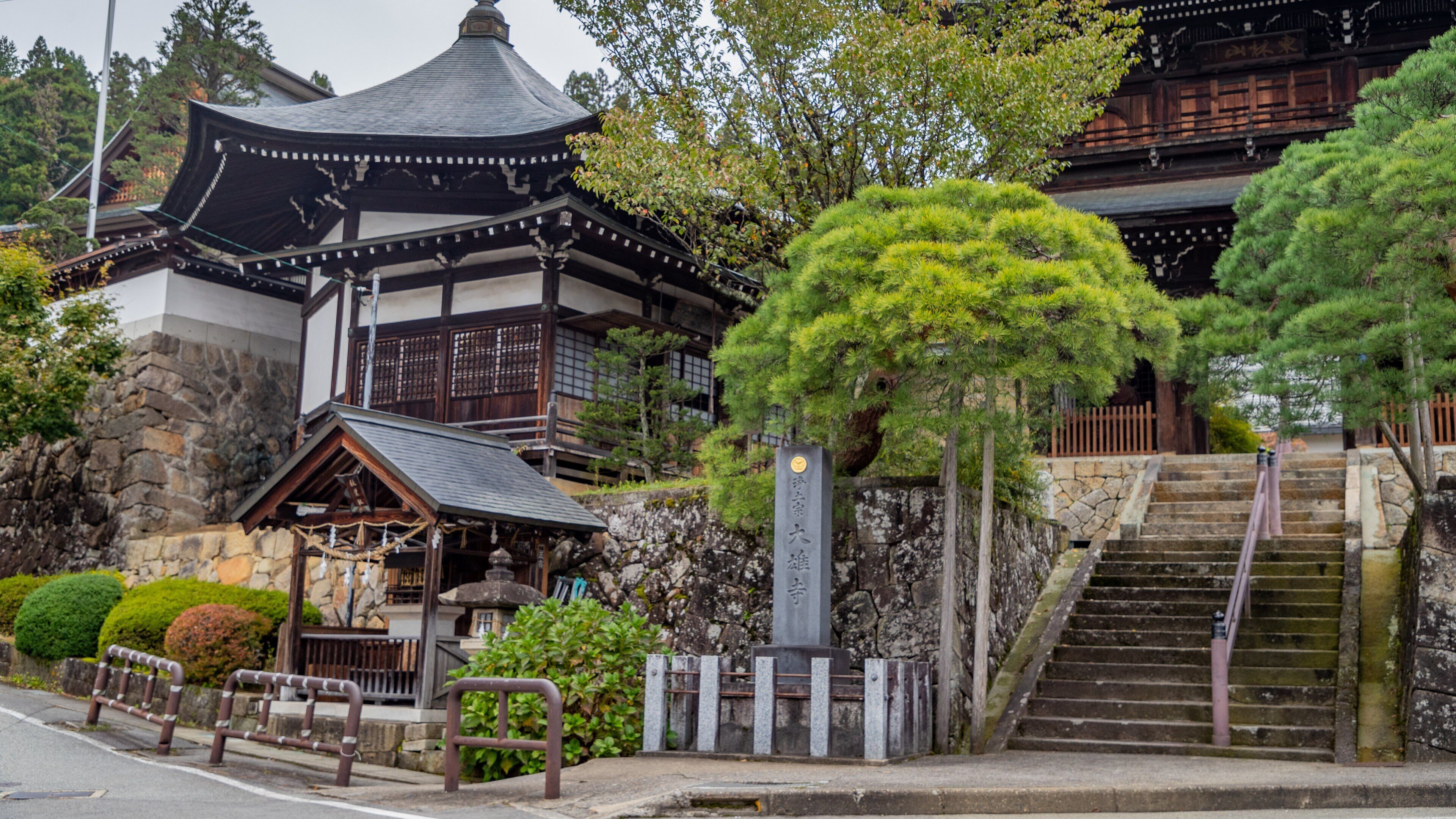 Higashiyama Walking Course which includes heritage elements