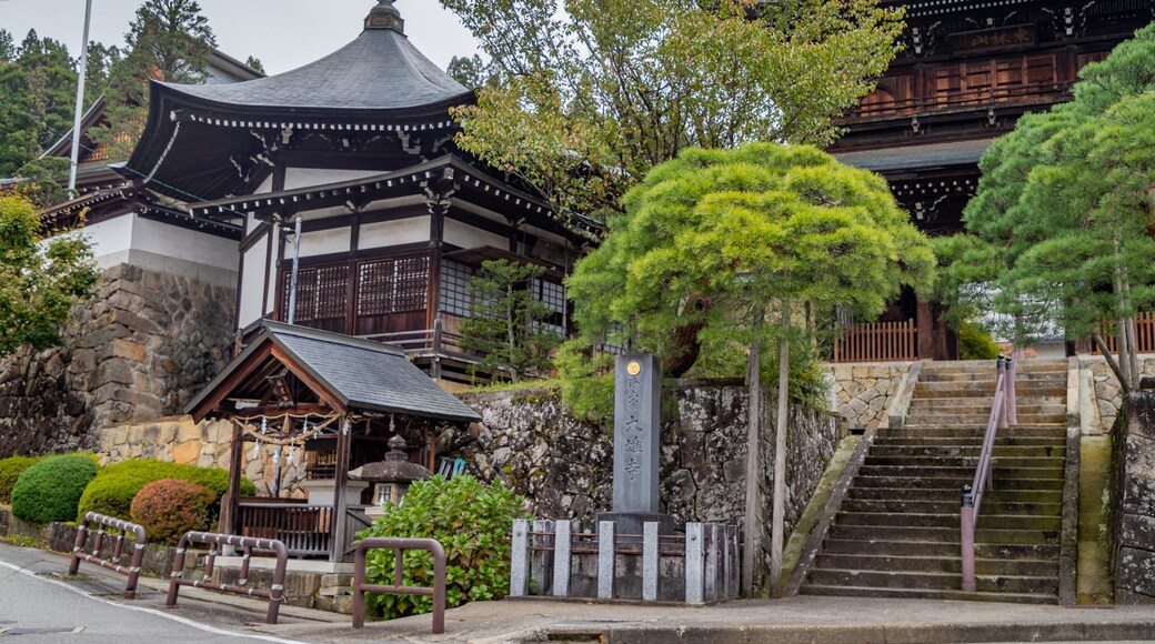 Higashiyama Walking Course which includes heritage elements
