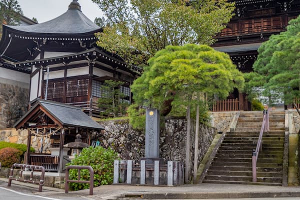 Higashiyama Walking Course which includes heritage elements