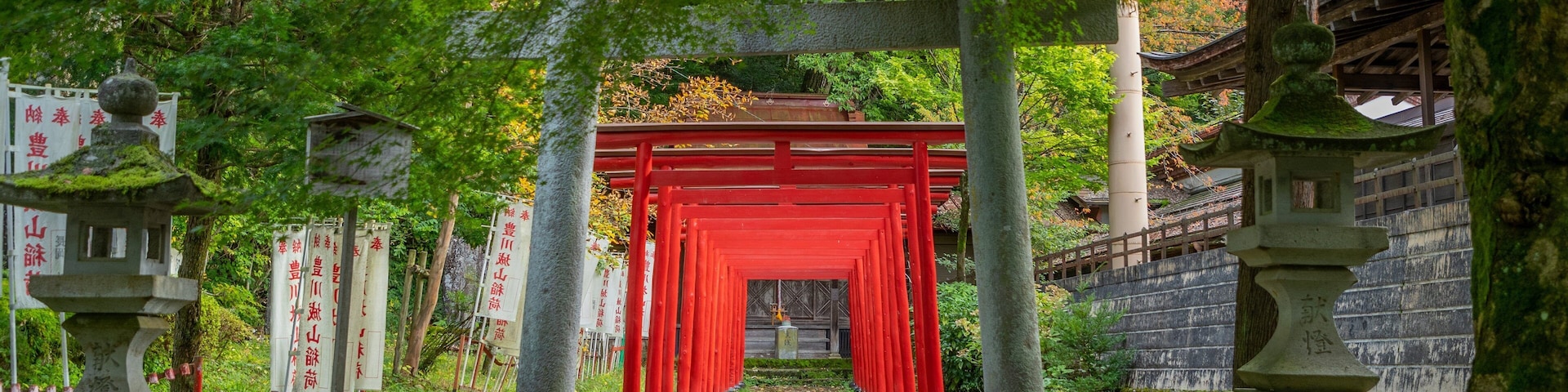 Higashiyama Walking Course which includes a garden and heritage elements