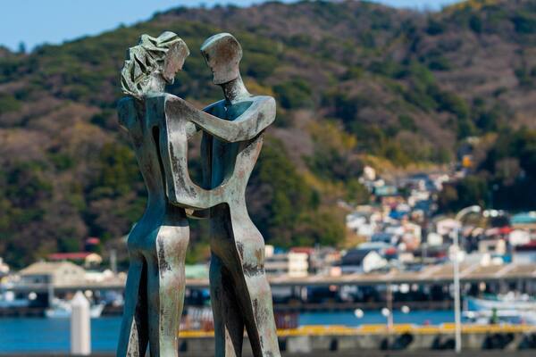Nagisa Park showing outdoor art and a bay or harbor
