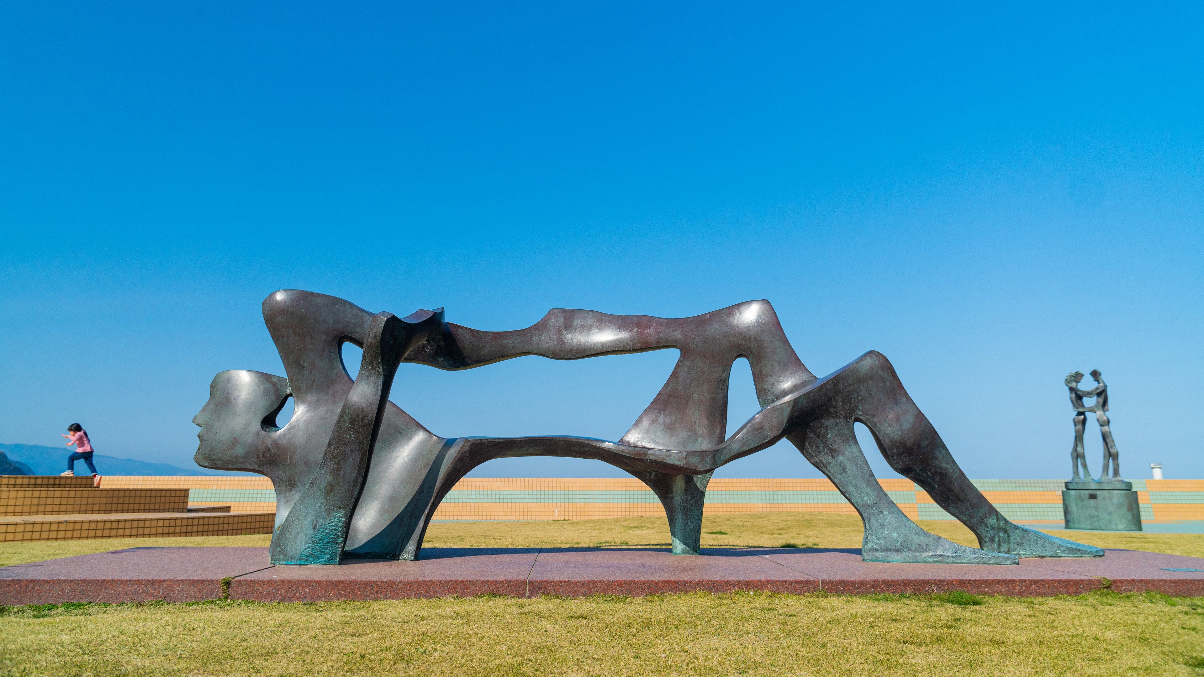 Nagisa Park featuring a garden and outdoor art