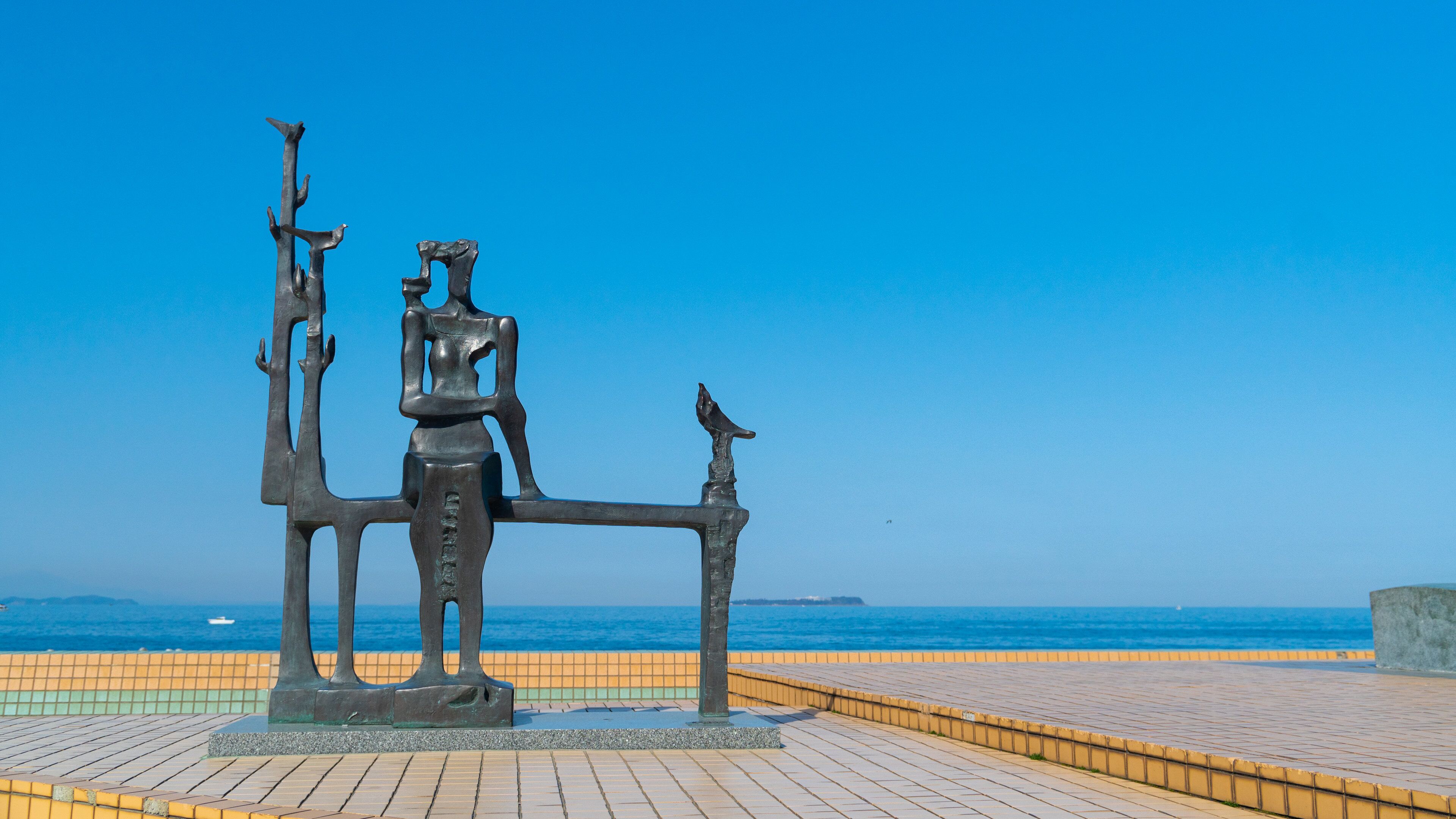 Nagisa Park featuring outdoor art and general coastal views