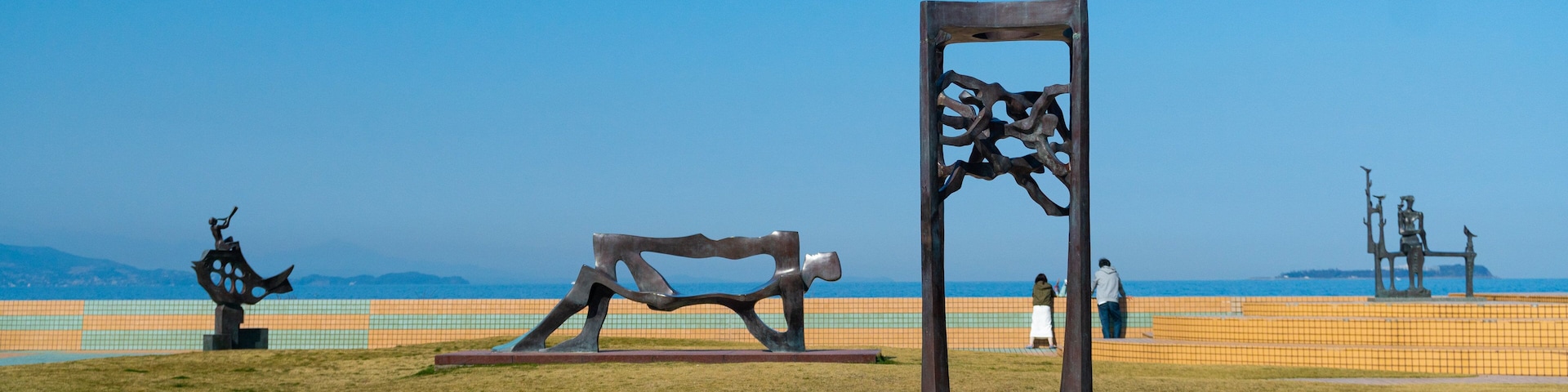 Nagisa Park showing outdoor art and a garden