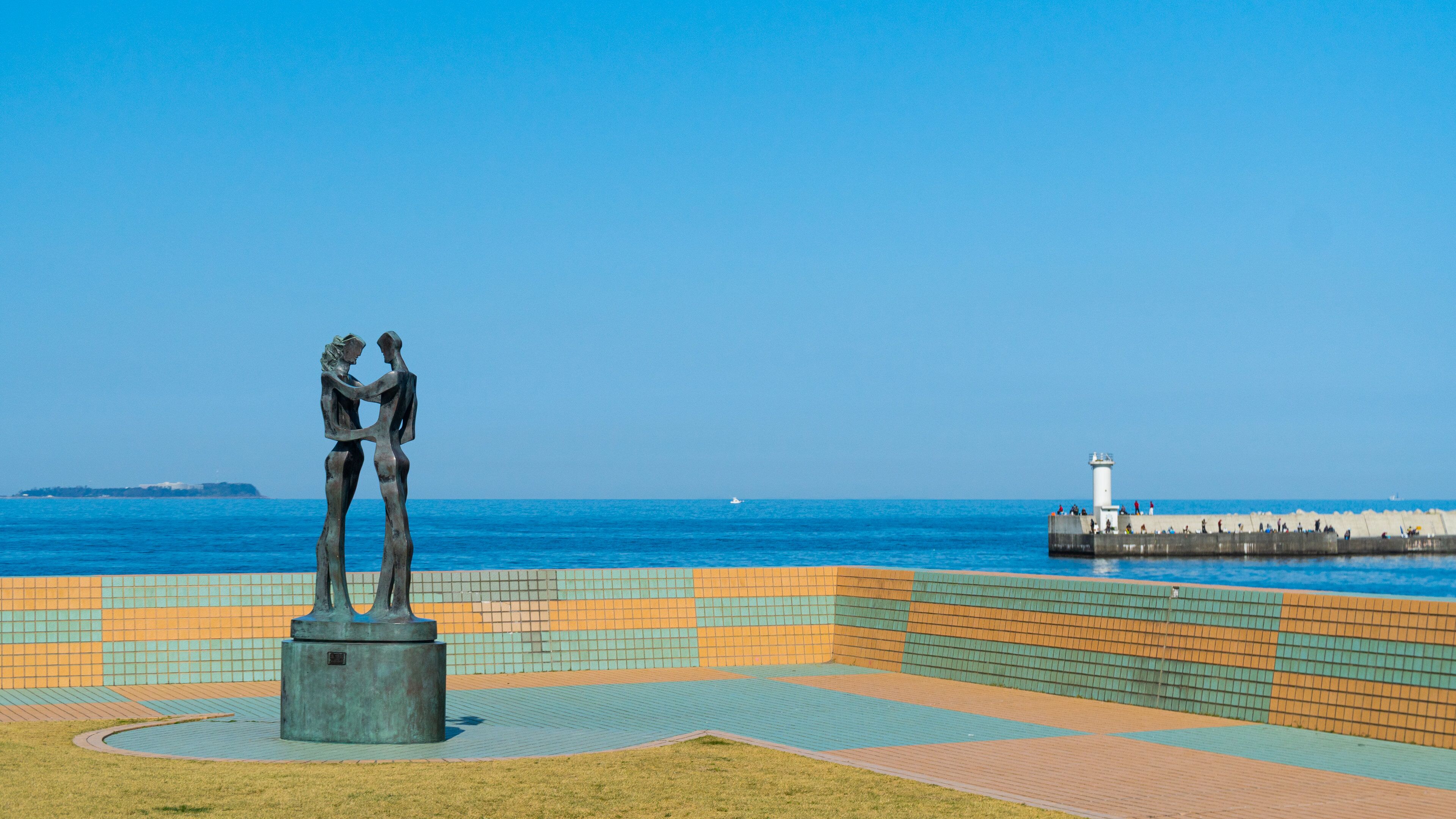 Nagisa Park which includes outdoor art and general coastal views