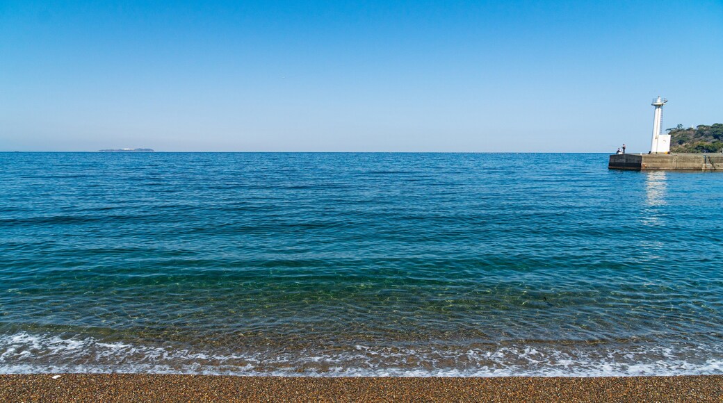 Kawana Beach showing a pebble beach, a lighthouse and general coastal views