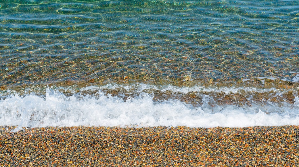 Kawana Beach which includes general coastal views and a pebble beach