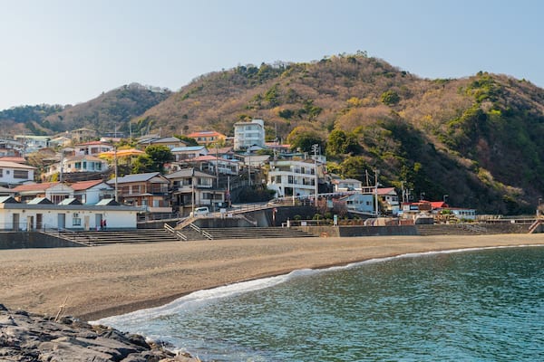 Kawana Beach which includes general coastal views and a coastal town