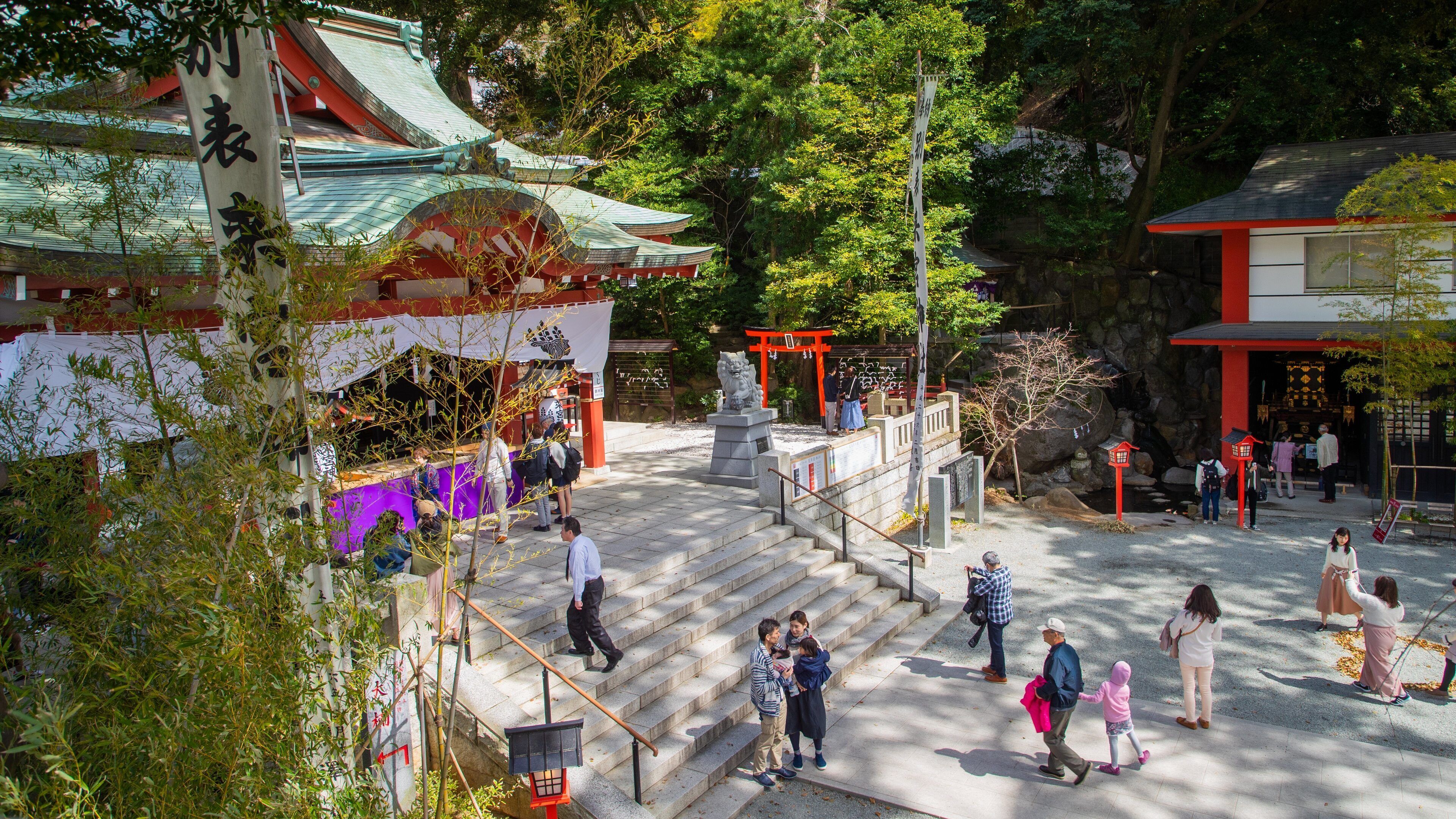 Kinomiya Shrine which includes a temple or place of worship, street scenes and heritage elements