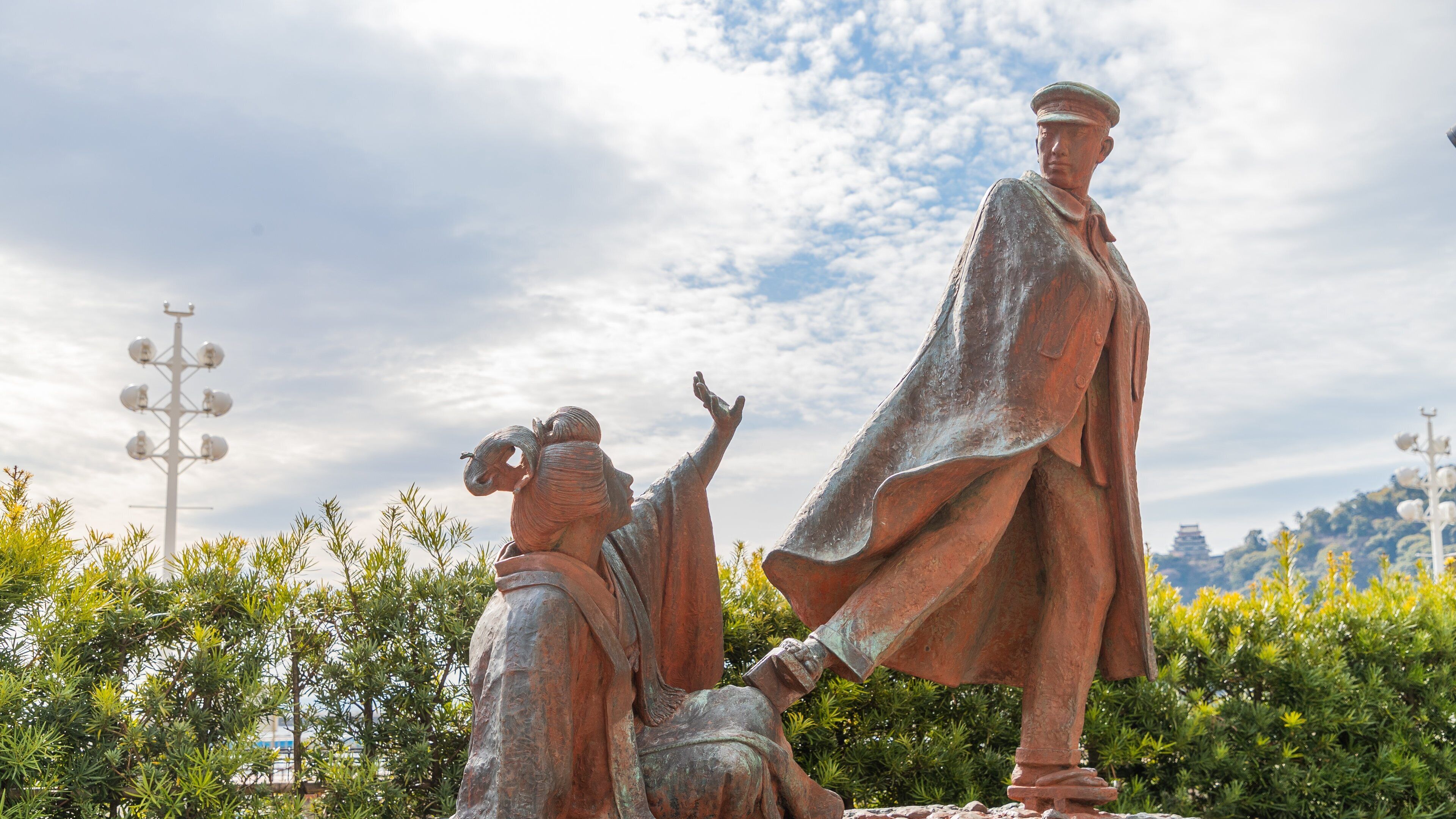 Omiya’s Pinetree / Statue of Kanichi and Omiya showing a statue or sculpture and heritage elements