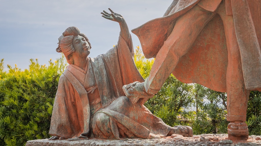 Atami featuring a statue or sculpture