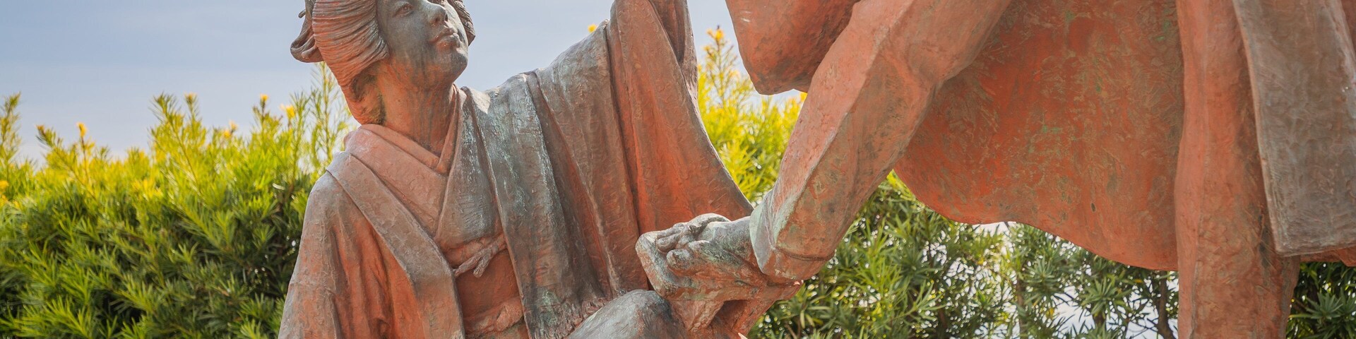 Atami featuring a statue or sculpture