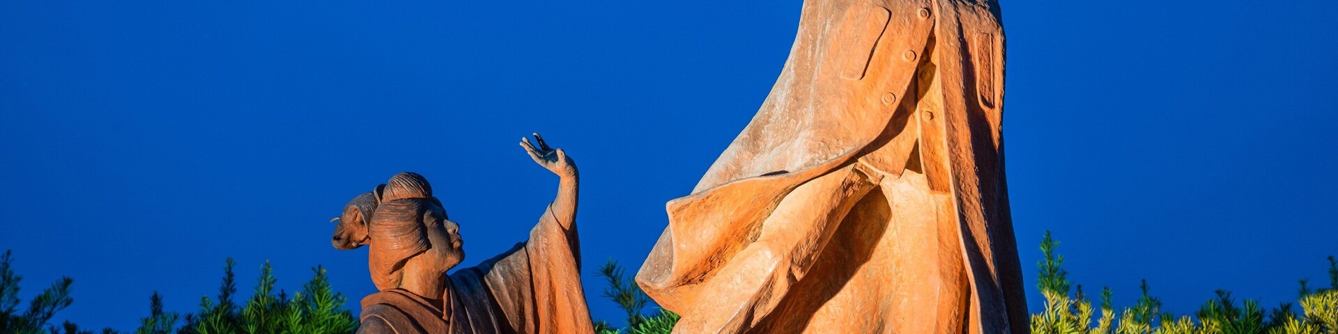 Omiya’s Pinetree / Statue of Kanichi and Omiya which includes night scenes and a statue or sculpture
