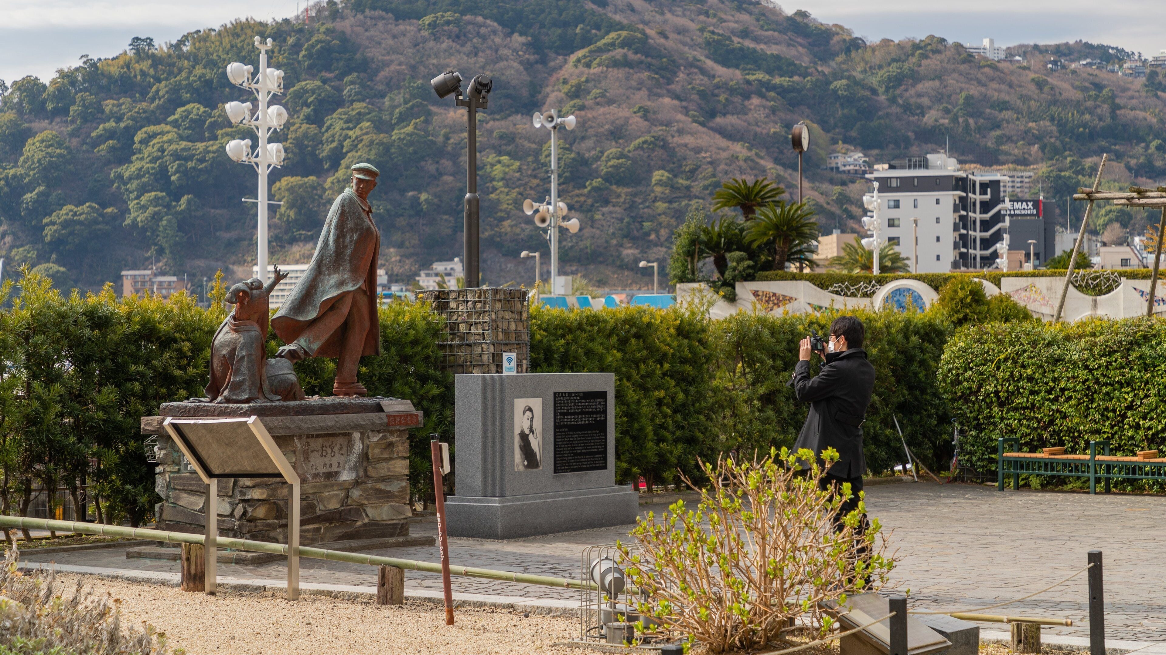 Omiya’s Pinetree / Statue of Kanichi and Omiya featuring a statue or sculpture as well as an individual male