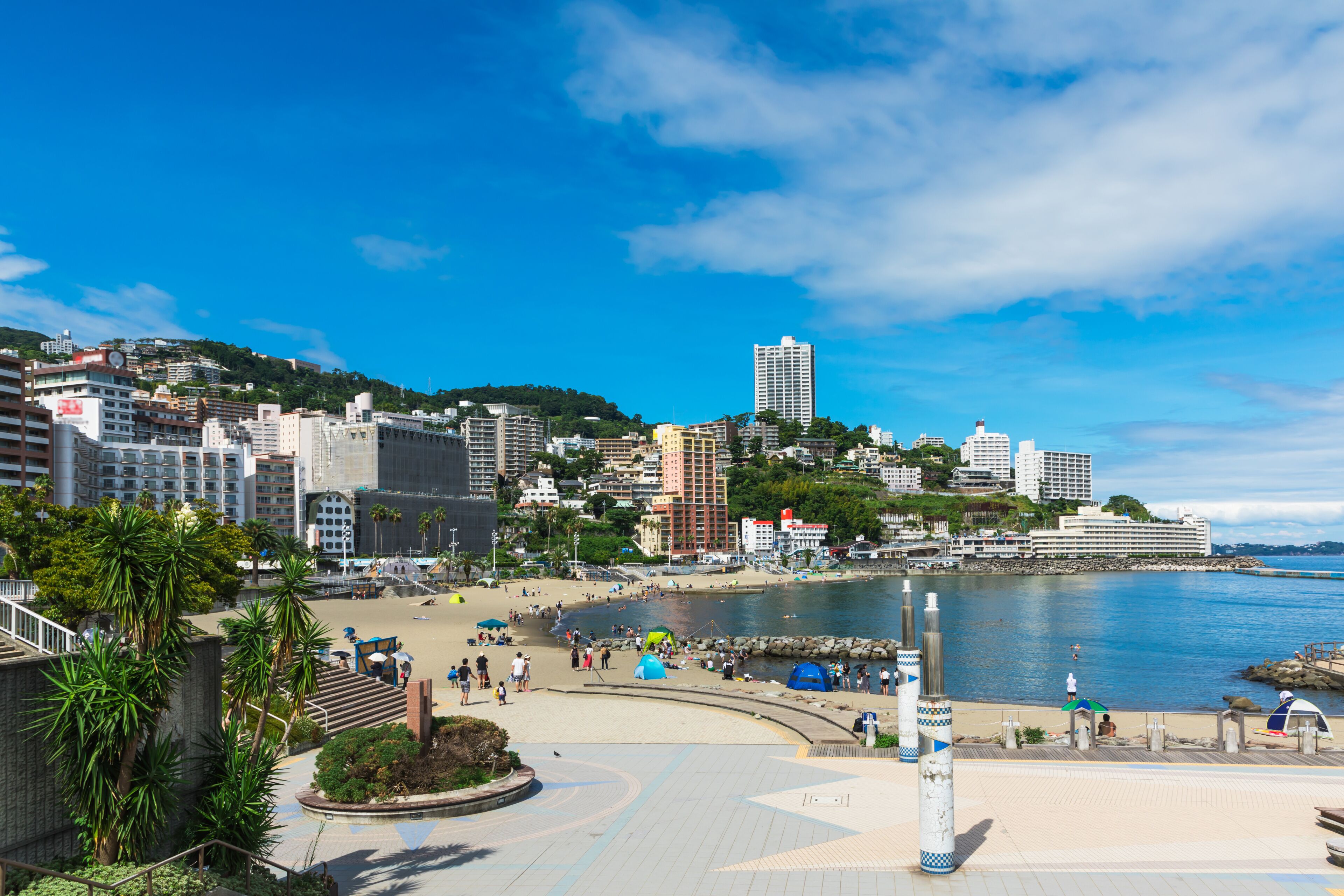 (静岡県ｰ都市風景)熱海の街と熱海サンビーチ１