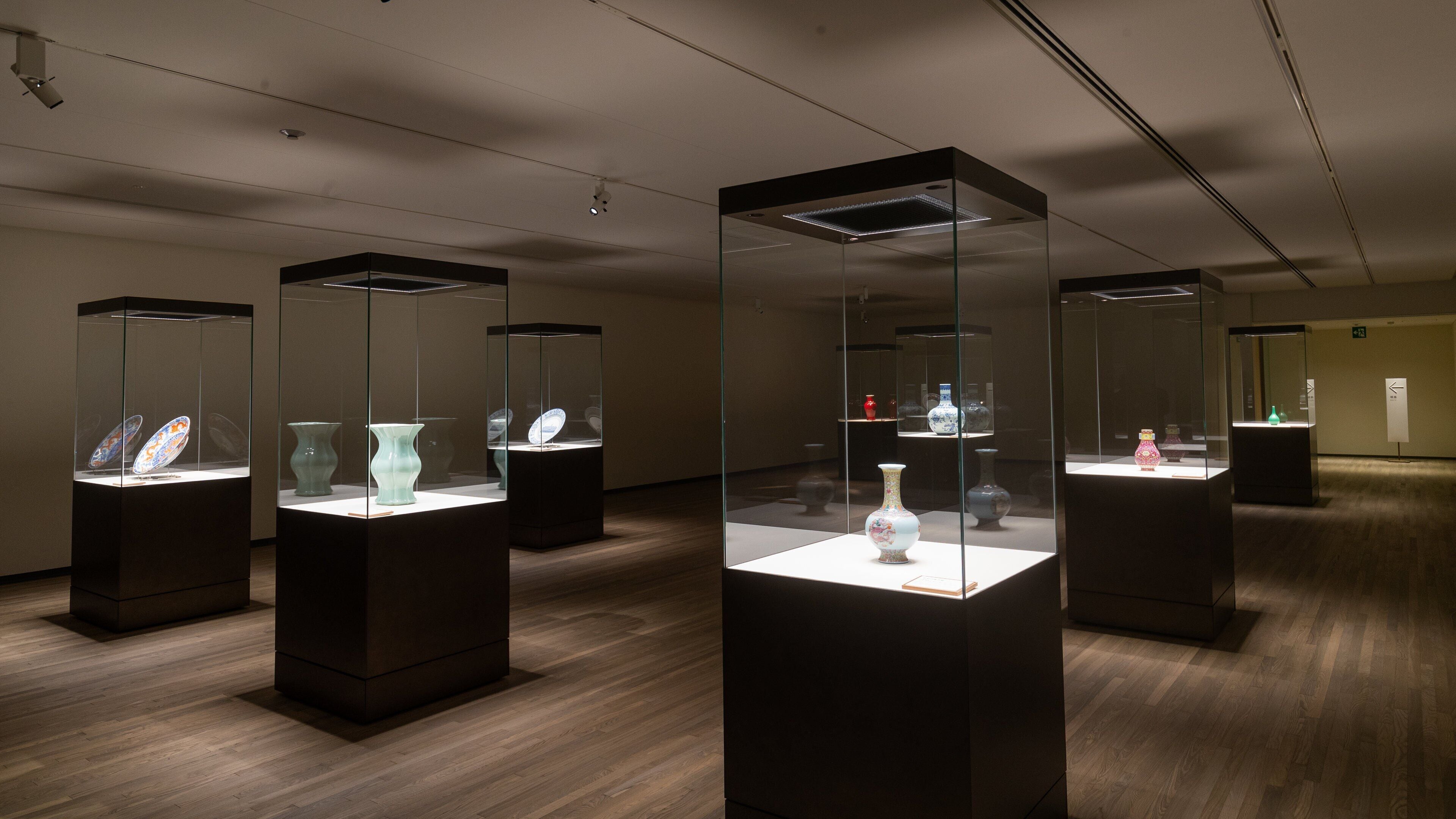 Atami which includes interior views and art