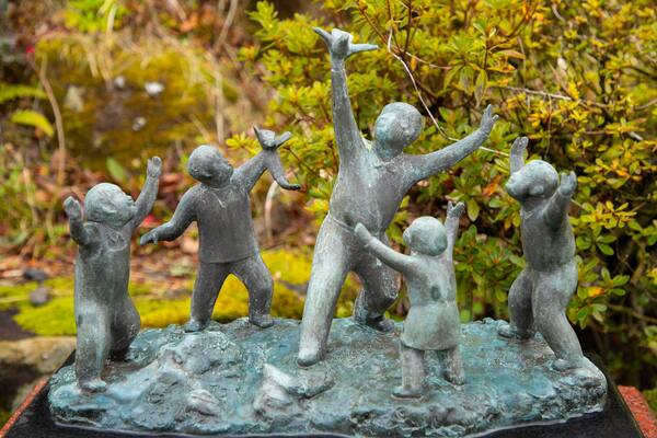 Himenosawa Park which includes outdoor art and a statue or sculpture