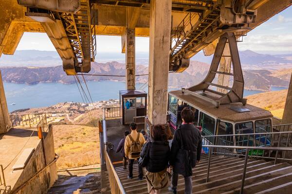 Une station de téléphérique offrant une vue sur un lac et des montagnes.