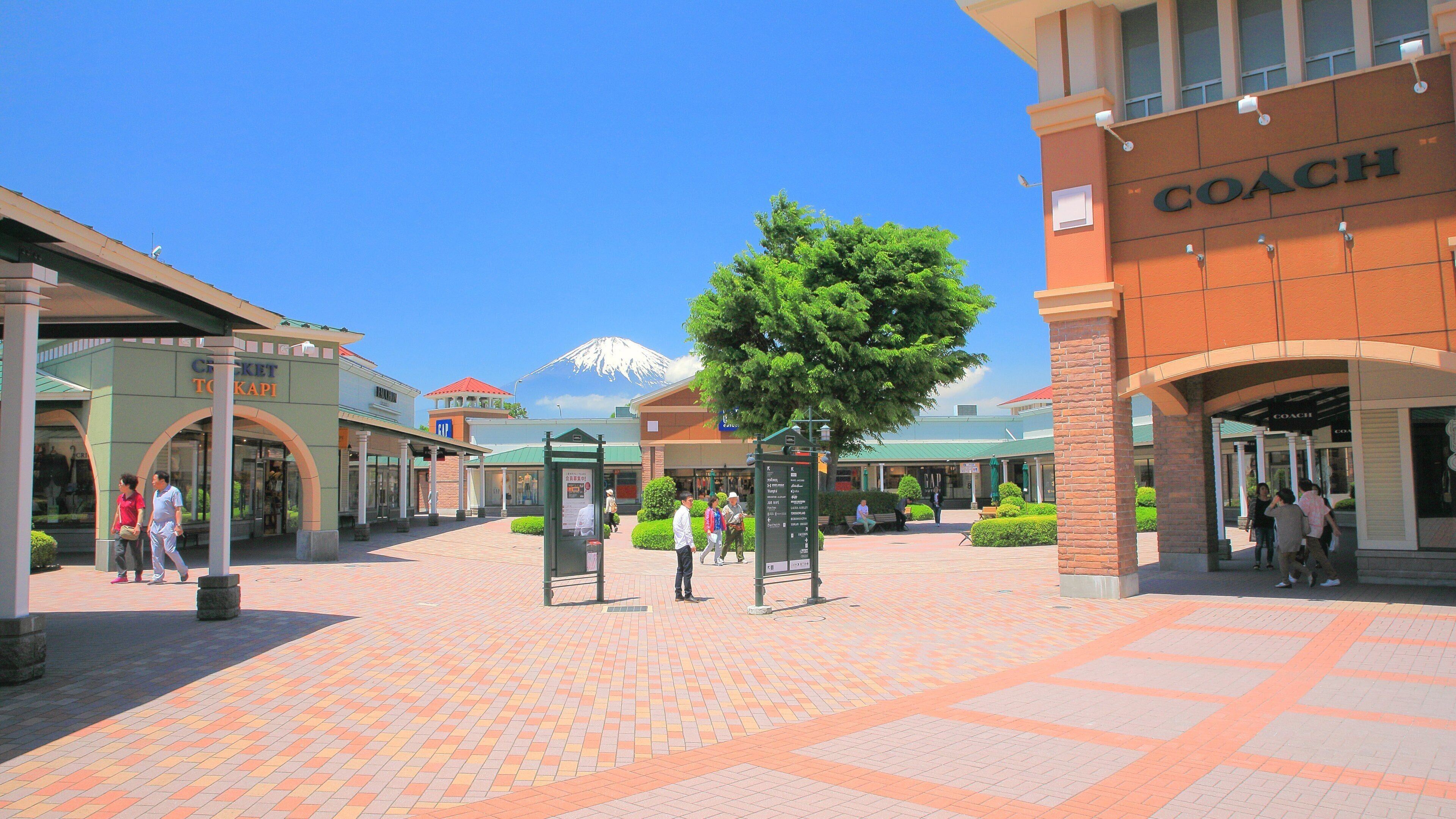 Gotemba Premium Outlets which includes a square or plaza