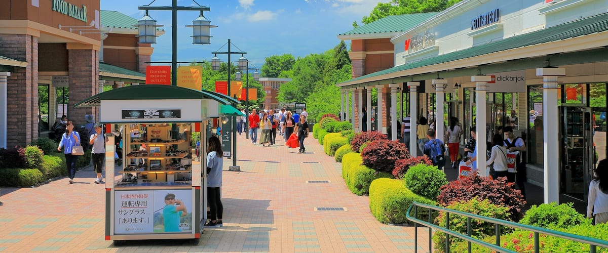 Gotemba Premium Outlets which includes mountains