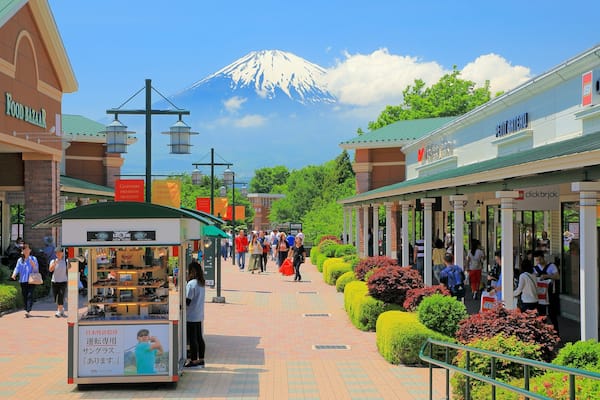 Gotemba Premium Outlets which includes mountains