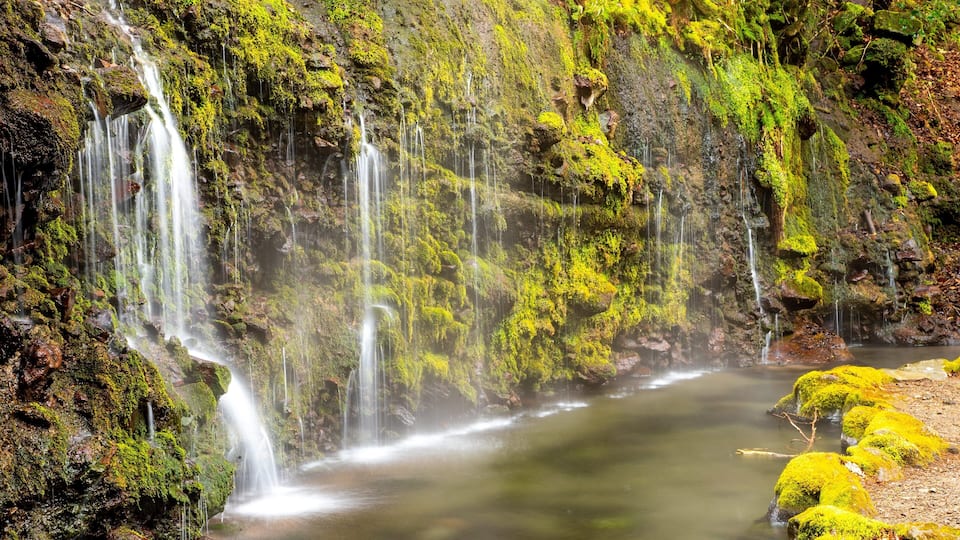 Chisuji Falls showing a lake or waterhole and a waterfall