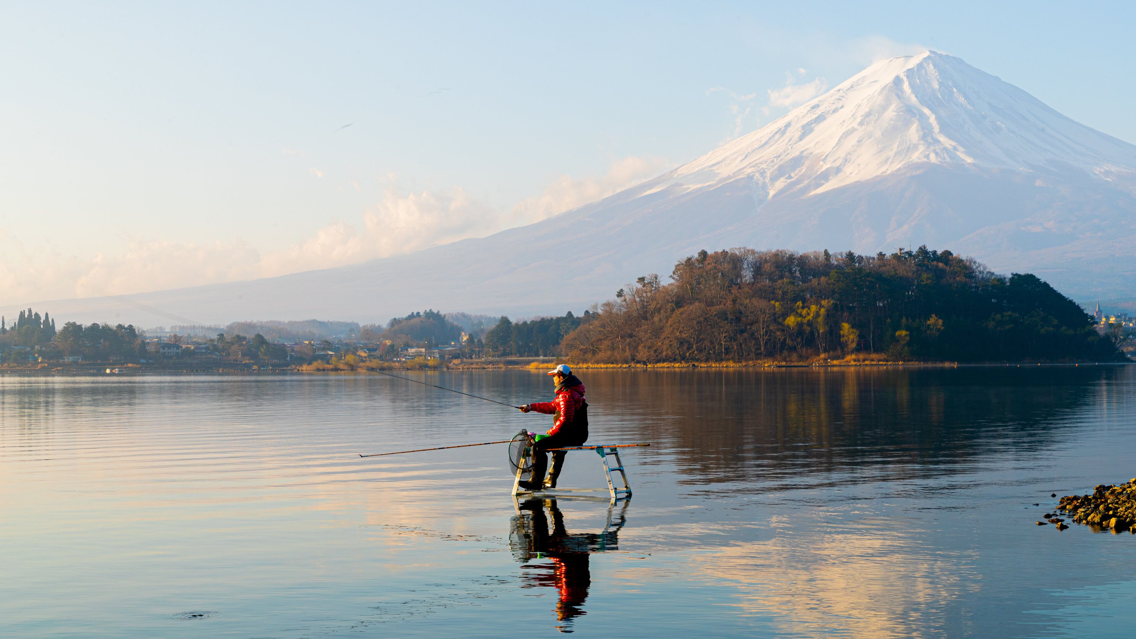 Oishi Park which includes fishing, mountains and a lake or waterhole