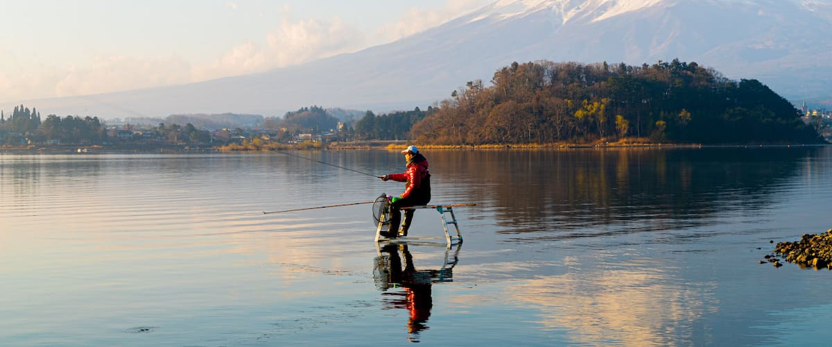 Oishi Park which includes fishing, mountains and a lake or waterhole