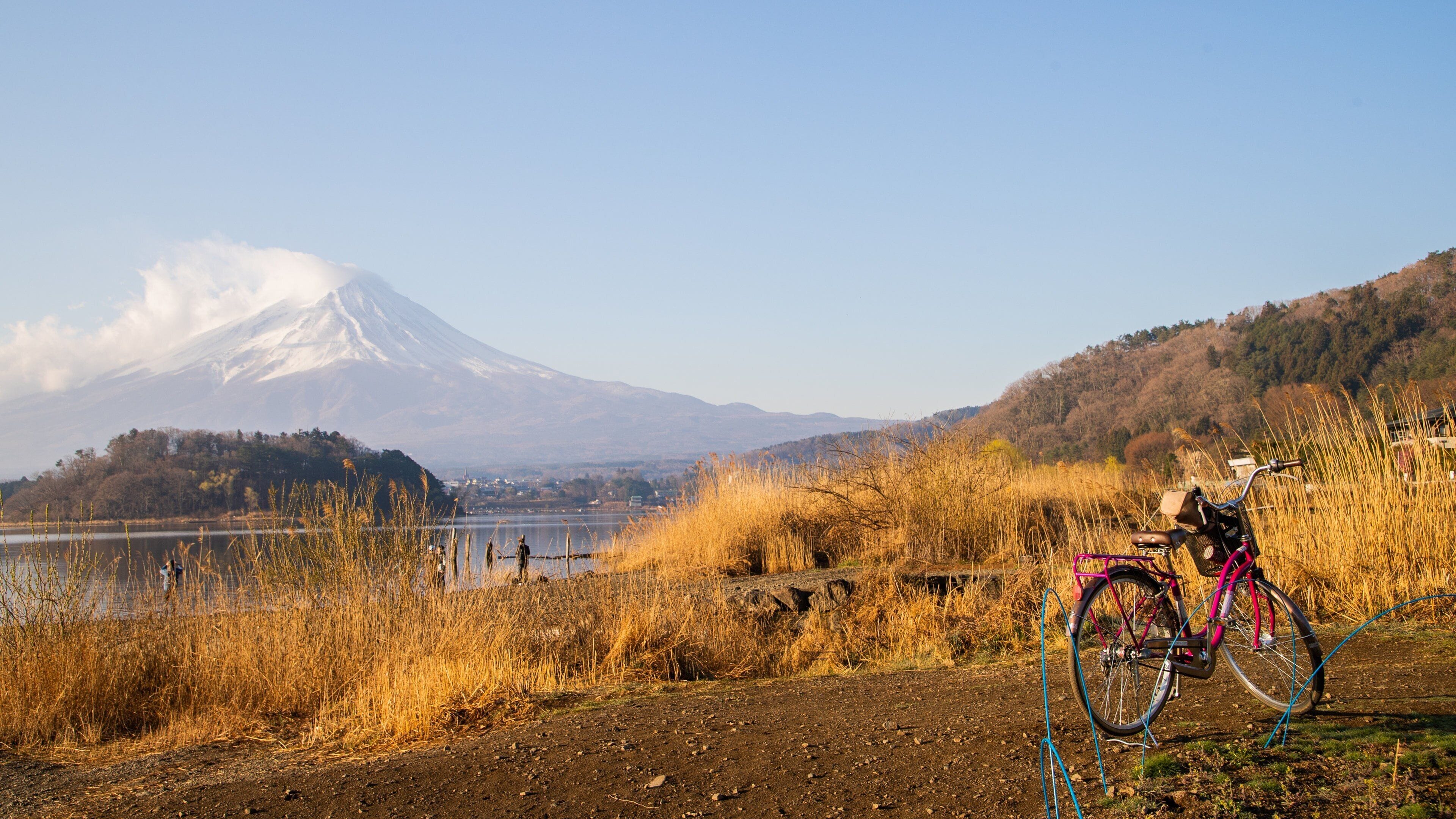 Oishi Park which includes mountains and a lake or waterhole