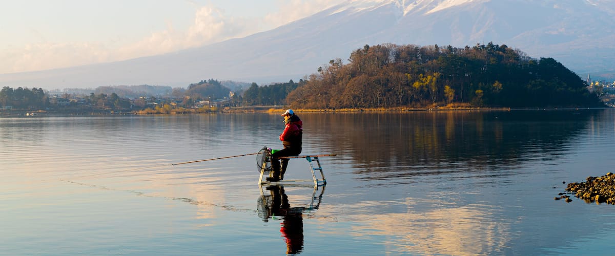 Oishi Park showing mountains, a lake or waterhole and fishing