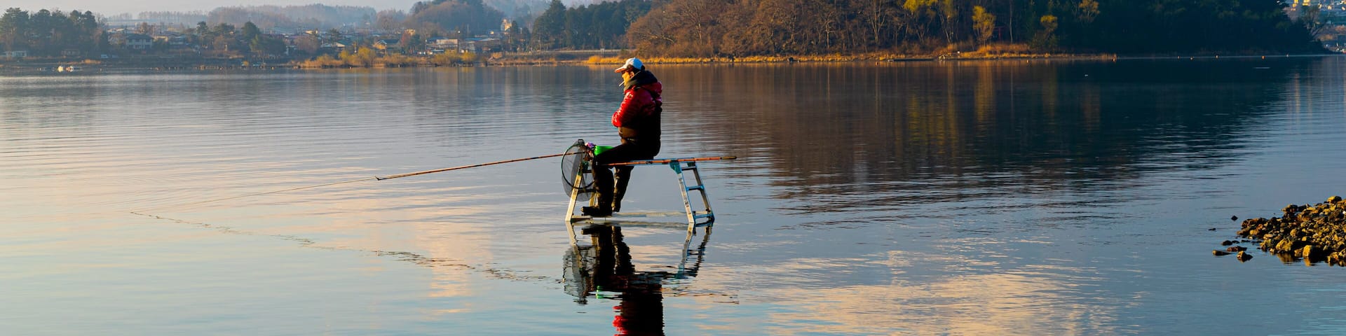Oishi Park showing mountains, a lake or waterhole and fishing