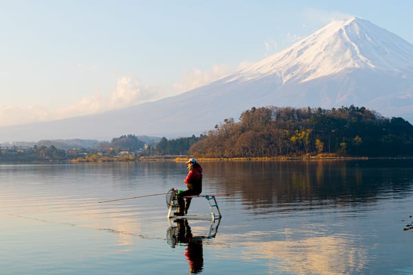 Oishi Park showing mountains, a lake or waterhole and fishing