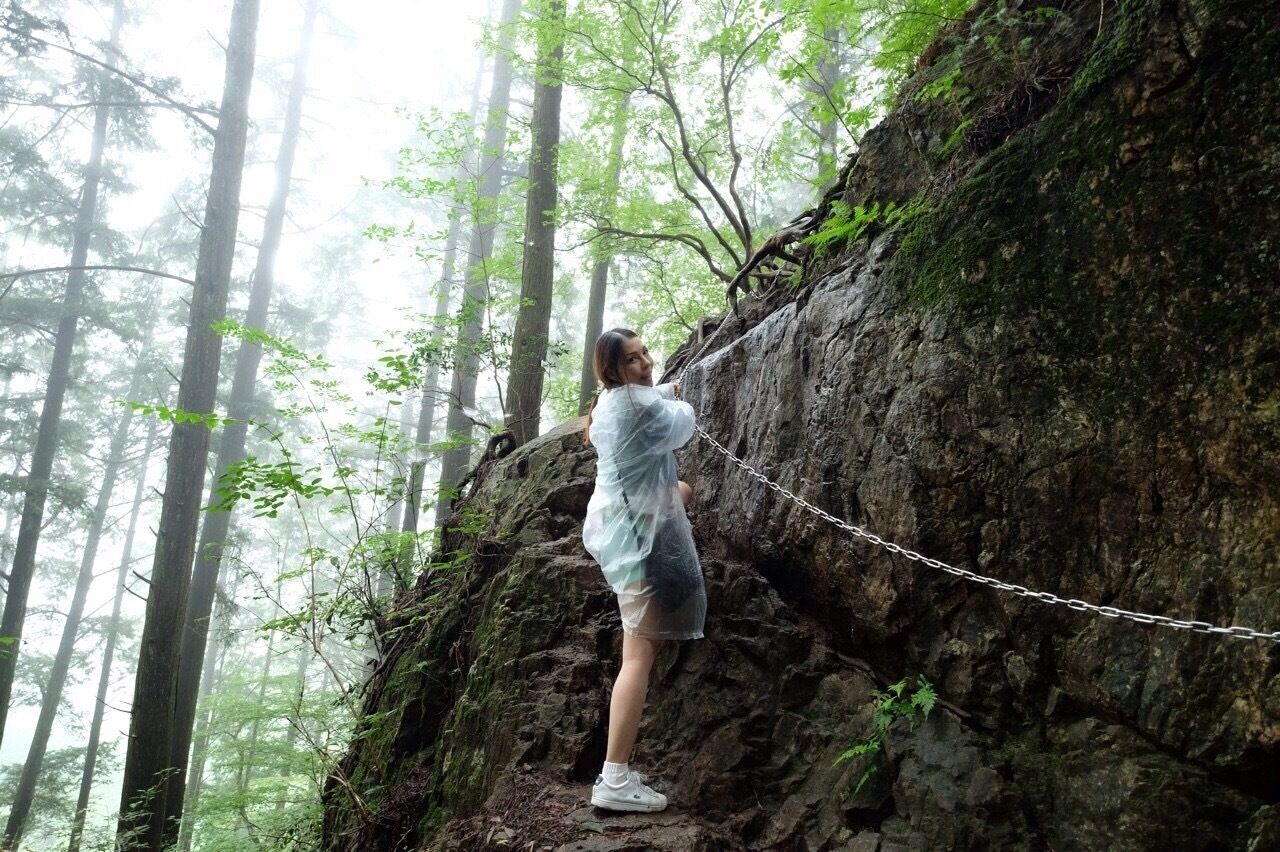 This is the real"climbing up"..... lol!
Not to the waterfalls  but just going up this big rock to admire the view from it's top.