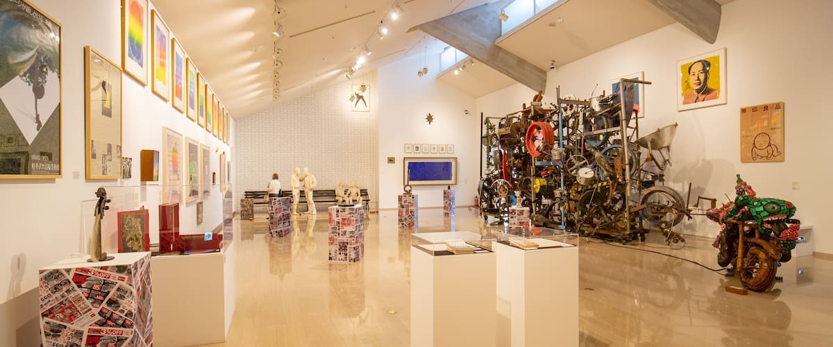 Sezon Museum of Modern Art featuring art and interior views