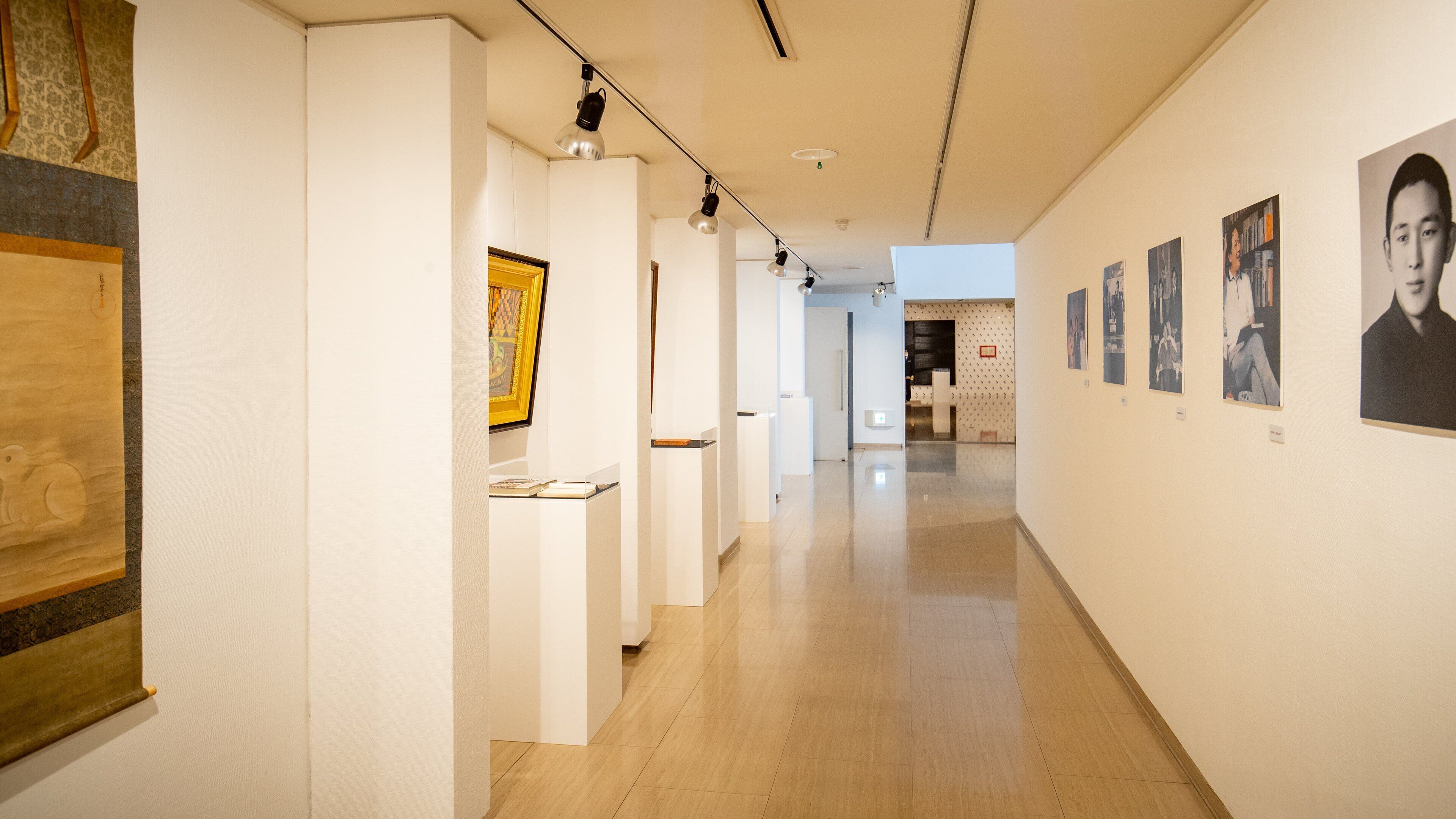 Sezon Museum of Modern Art which includes interior views and art