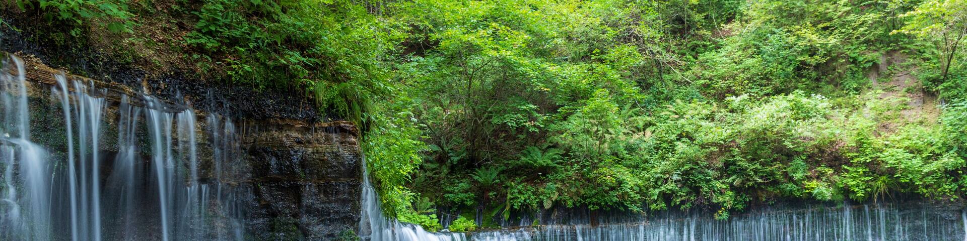 深緑の軽井沢白糸の滝