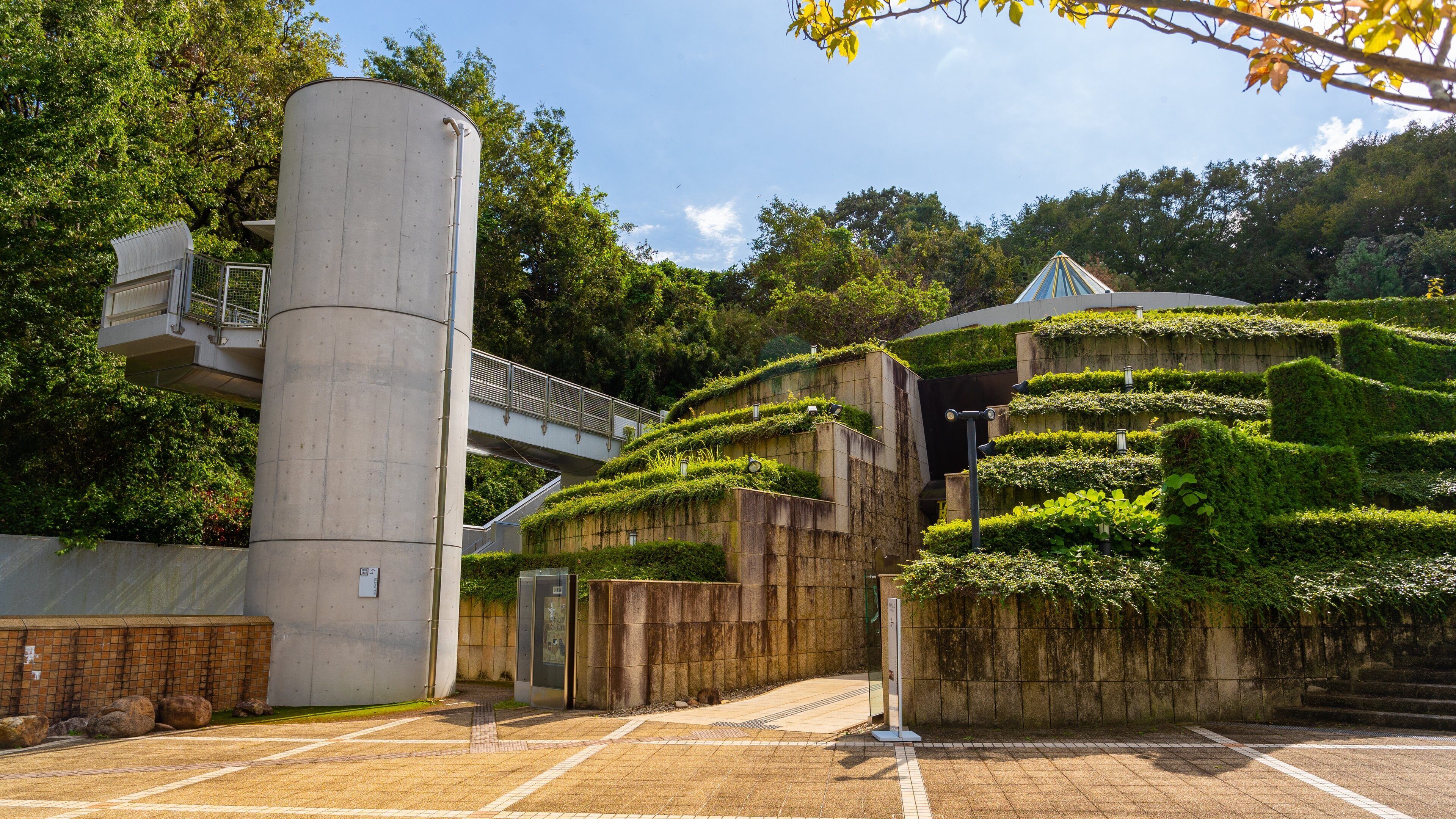 Taro Okamoto Museum of Art featuring a garden