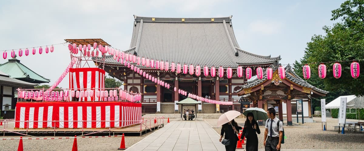 Ikegami Honmonji Temple which includes street scenes, a small town or village and heritage elements