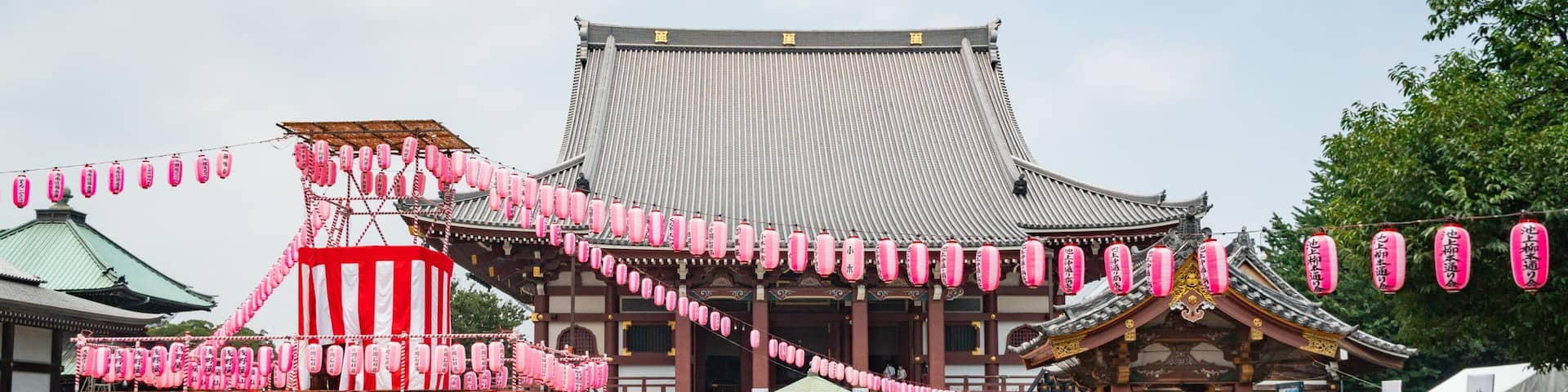 Ikegami Honmonji Temple which includes street scenes, a small town or village and heritage elements