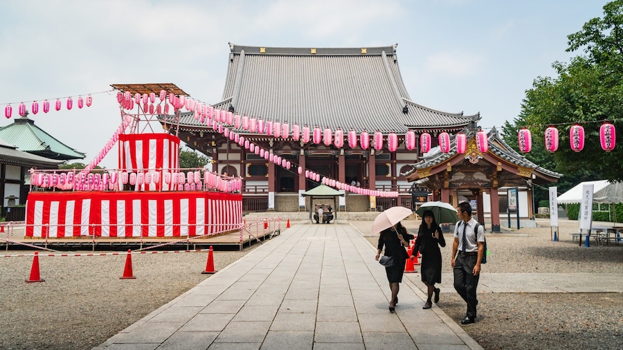 Ikegami Honmonji Temple which includes street scenes, a small town or village and heritage elements