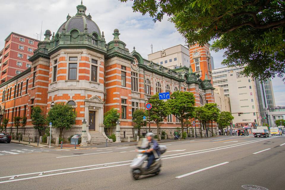 Un bâtiment historique doté d’une architecture riche et d’une tour horloge.