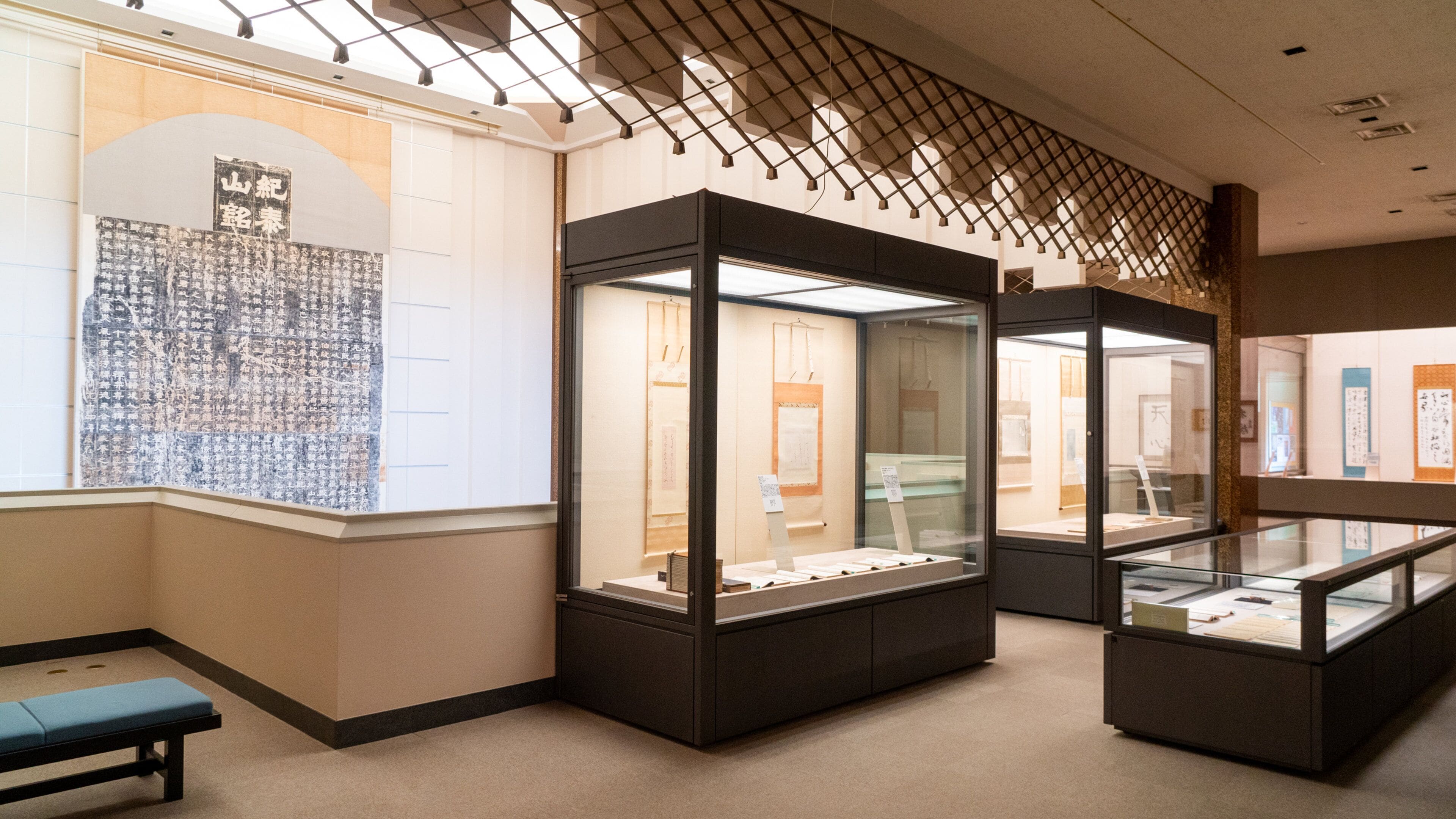 Interno di un museo con vetrine e mostre esposte alle pareti.