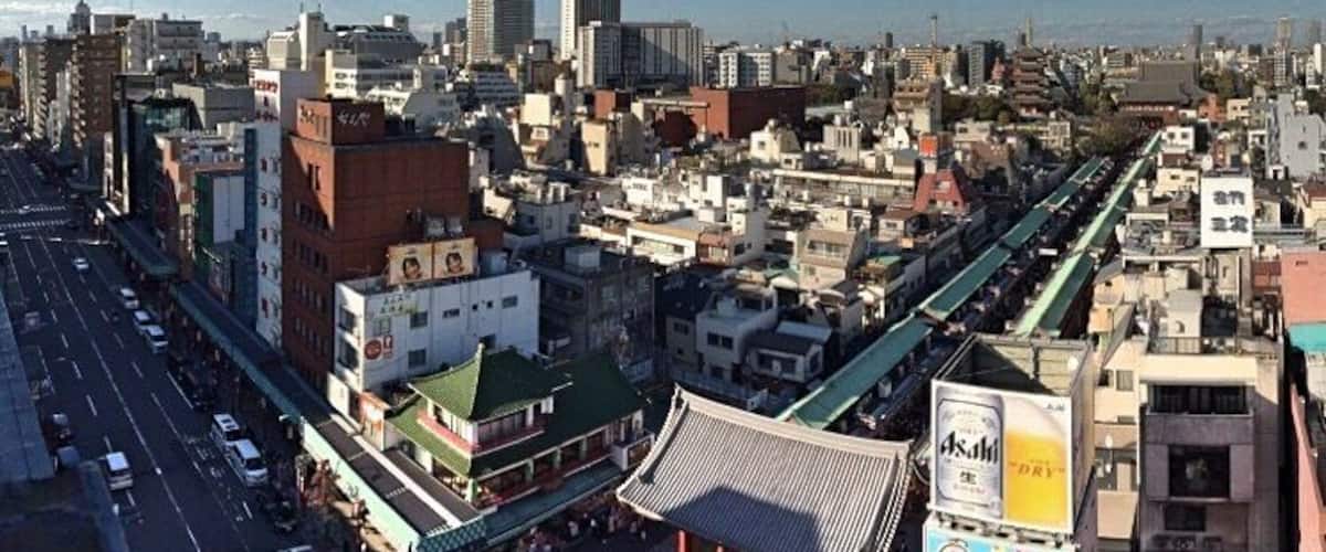 The Asakusa cultural information center has a free observation deck, with lovely views of Senso Ji shrine. Definitely a must see. Plus, there’s a coffee shop attached to it :) #tokyo #perspectives #lookingup #ontheroad #architecture #japan