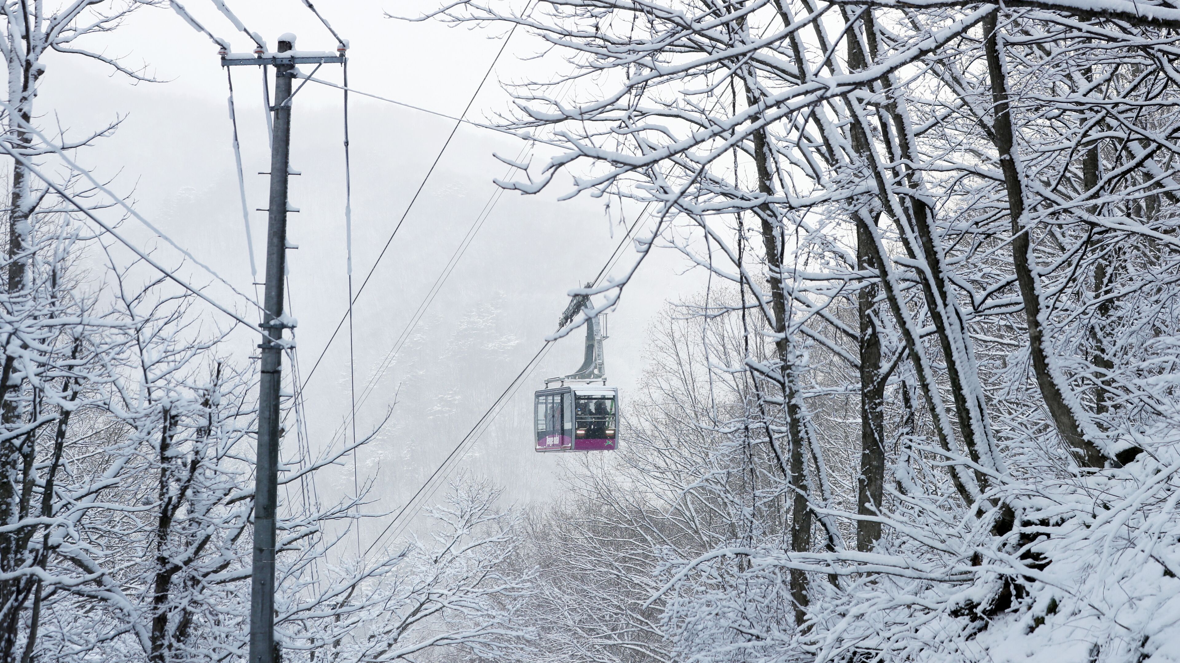 スキー場のゴンドラ・ロープウェイ(Ski resort gondola lift)