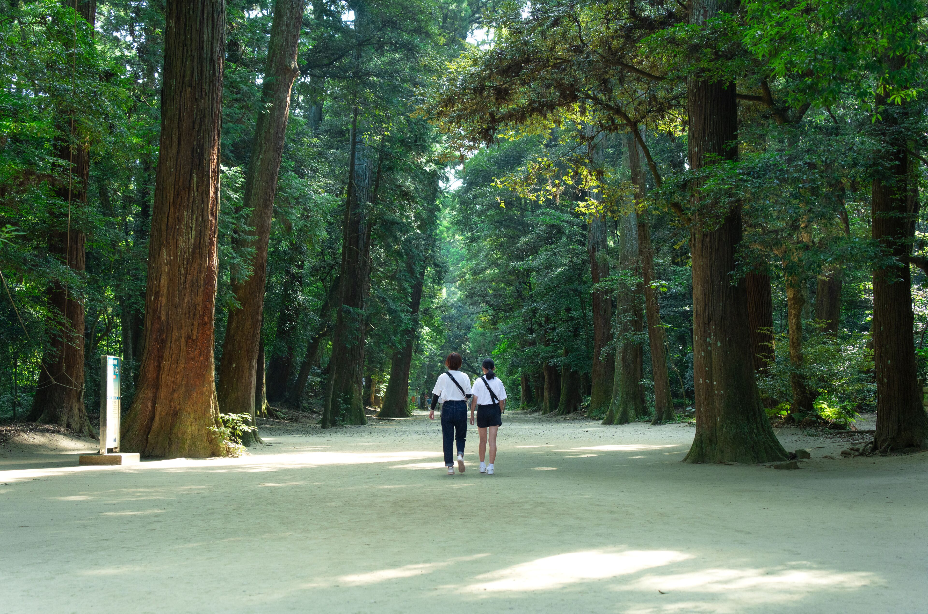 鹿島神宮に参拝に来たアジア人の親子