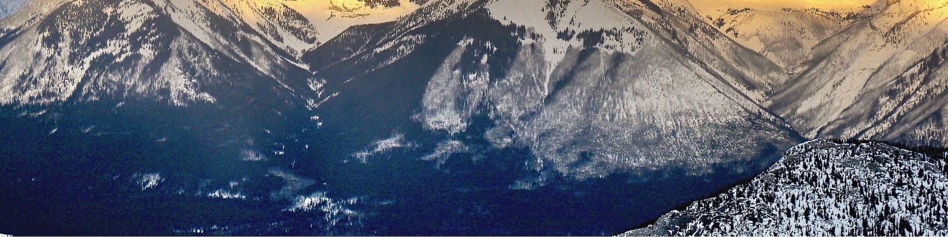 A rare Golden Hour in the mountain top!
Sulphur Mountain is a mountain in Banff National Park in the Canadian Rocky #Mountains overlooking the town of Banff, Alberta, Canada. The mountain was named in 1916 for the hot springs on its lower slopes. (Wikipedia)
#Canada #AboveItAll #CanadianRockyMountains #SulphurMountain #BanffNationalPark #Alberta #NationalPark #Golden #GreatOutdoors