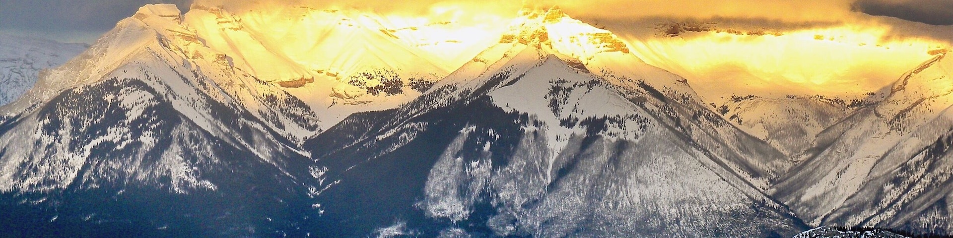 A rare Golden Hour in the mountain top!
Sulphur Mountain is a mountain in Banff National Park in the Canadian Rocky #Mountains overlooking the town of Banff, Alberta, Canada. The mountain was named in 1916 for the hot springs on its lower slopes. (Wikipedia)
#Canada #AboveItAll #CanadianRockyMountains #SulphurMountain #BanffNationalPark #Alberta #NationalPark #Golden #GreatOutdoors