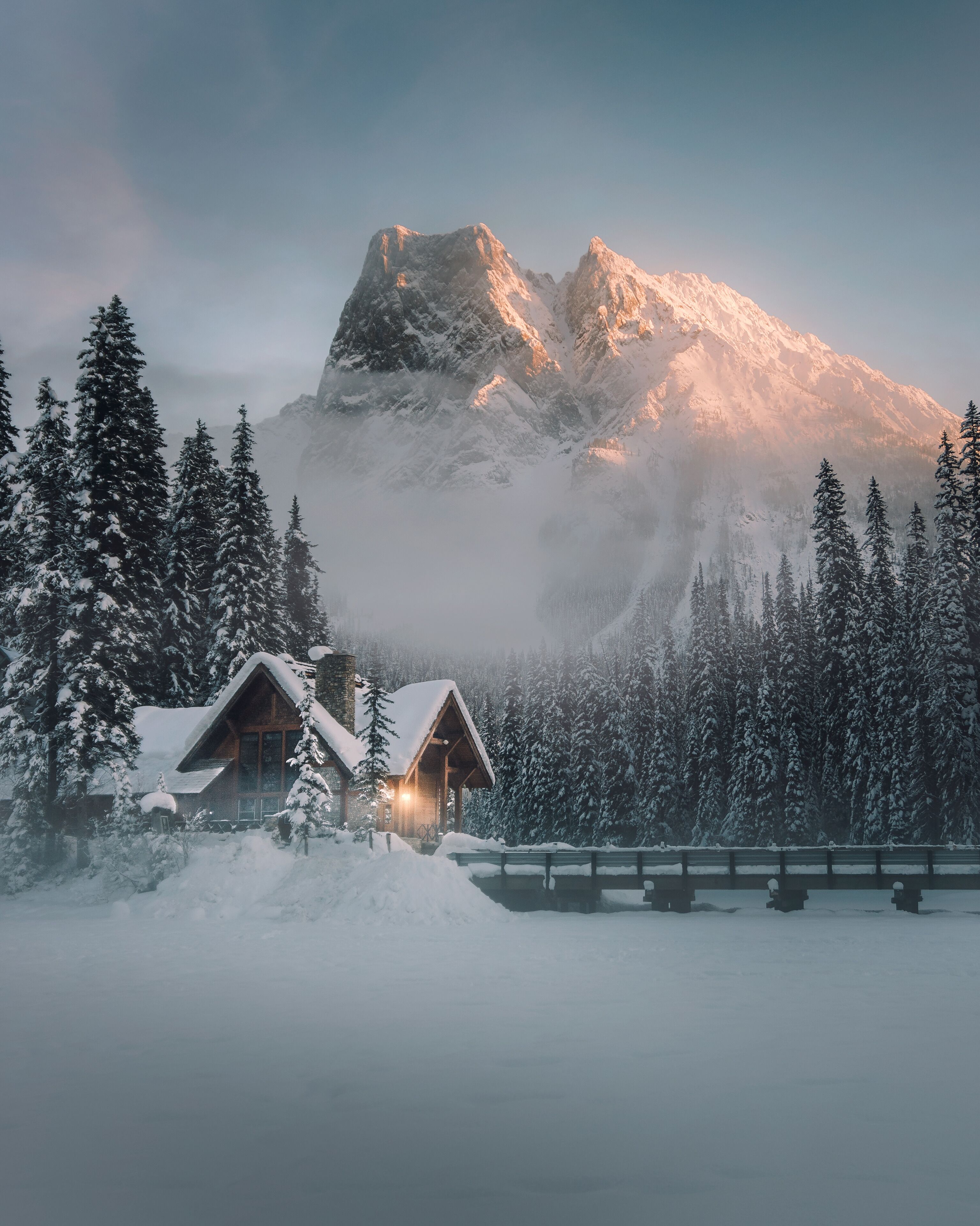 Best cabin at the lake I know. Emerald lake in Togo national park on a cold winter evening.
#trovember #winter #canada