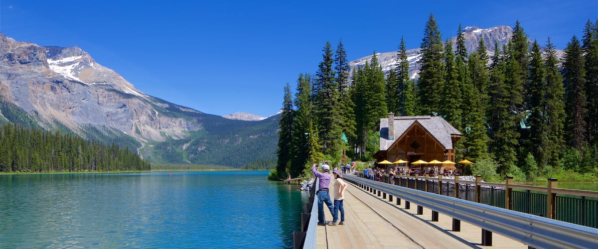 Yoho National Park mostrando un lago o abrevadero y un puente y también una pareja