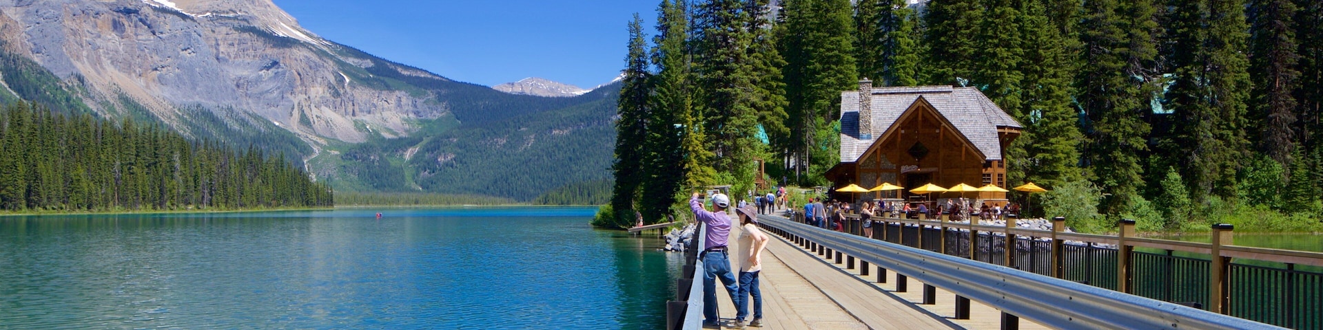 Yoho National Park mostrando un lago o laguna y un puente y también una pareja